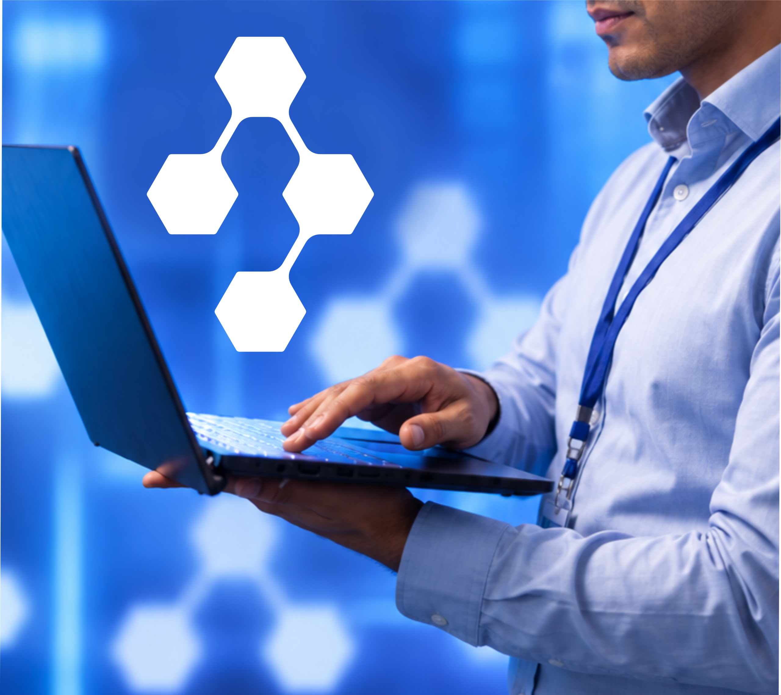 Profesional utilizando una laptop frente a gráficos digitales sobre fondo azul